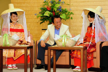 和歌山、「ミス梅娘」の表敬を受けて : 麻生太郎の笑顔がとてつもない