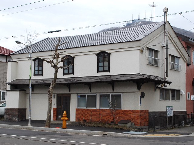 函館・弁天町の蔵造り風商家(函館の建物案内)_f0142606_1512575.jpg