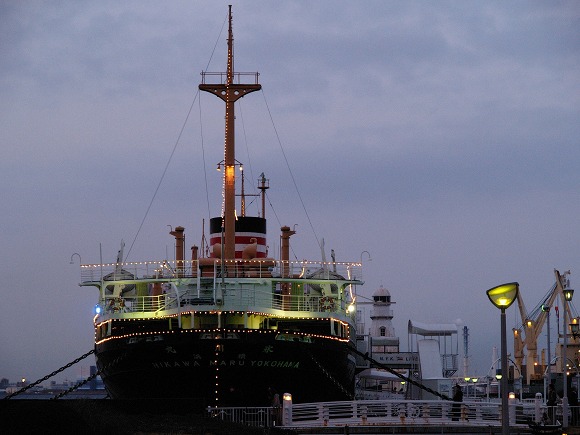 横浜港で桜が少し咲いていました。[2009年3月24日の投稿]_e0169130_2353139.jpg