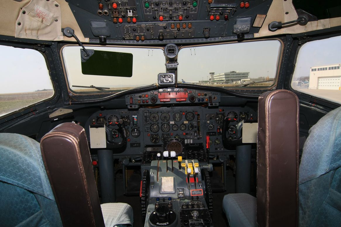 YS-11 Cockpit : N0_Name Photos