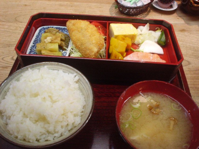 お昼の和食ランチ_f0201951_22524424.jpg