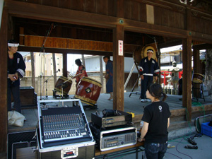 神社で「踊り狂う」シーンを撮影_e0005204_21432153.jpg