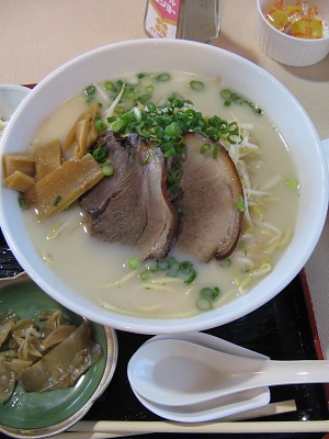 昼の日なかに“しし”が出る!・・・「角煮丼」と「ラーメン」の協奏“食”_c0001578_23235318.jpg