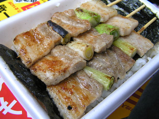 ハセガワストアの「やきとり弁当」とお隣のラッキーピエロ_a0067991_818670.jpg