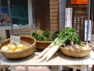 お野菜販売のお手製の机デビュー! & マコとパン_e0166301_14495065.jpg
