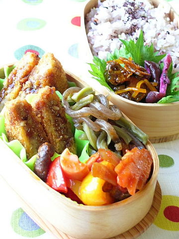 メンチカツ と 蒟蒻と山クラゲの煮物弁当_b0171098_6494721.jpg