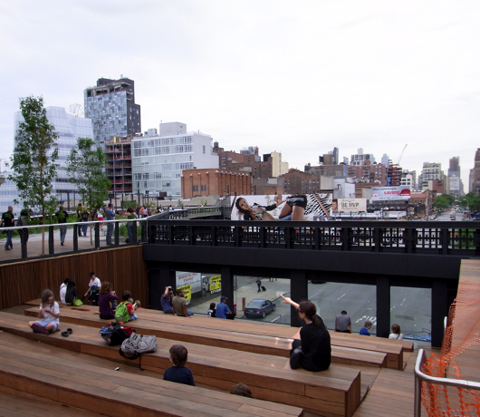 ハイラインの上にできた展望台スペース　10th Avenue Square_b0007805_752950.jpg