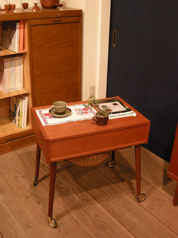 Sewing table (DENMARK)_c0139773_213424.jpg