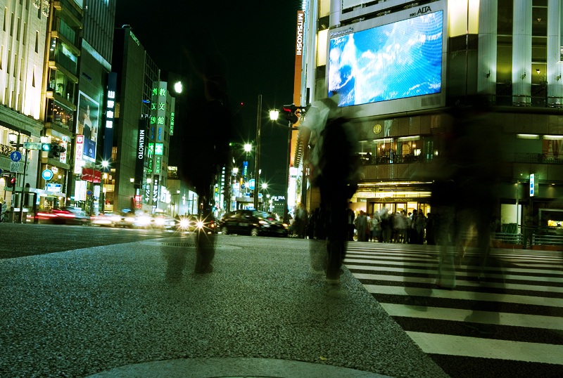 銀座の夜をちょっとローアングルから 交差点を渡る人たちをちょっと透明気味に撮ってみました メシも喰ったし写真でも 東京の街々や旅先のスナップ写真 銀座の夜をちょっとローアングルから 交差点を渡る人たちをちょっと透明気味に撮ってみました メシも喰ったし写真でも 東京の街々や旅先のスナップ写真