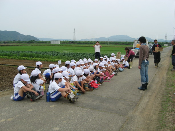 6月9日 種まき(北新庄小学校3年生の子供たち)_e0061225_7594880.jpg