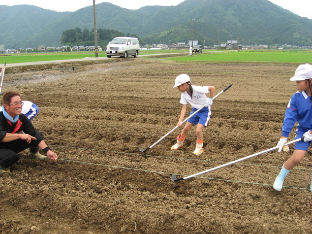 6月9日 種まき(北新庄小学校3年生の子供たち)_e0061225_805785.jpg