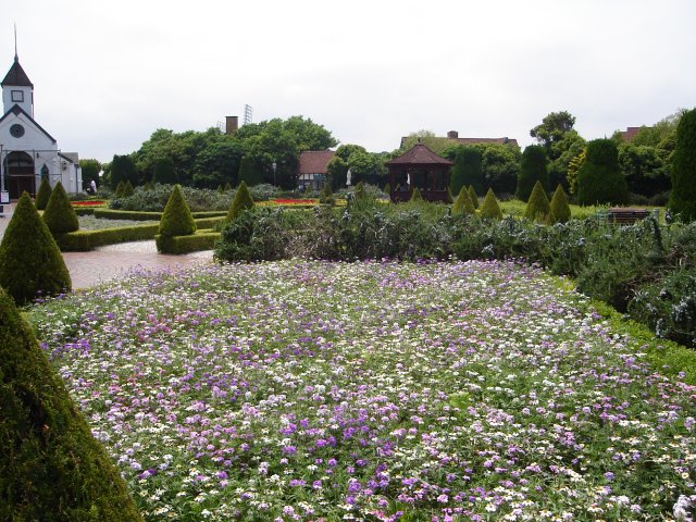 びわの種とアイスクリーム（ローズマリー公園）_a0116205_072393.jpg