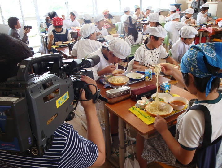 6月17日　富士第一小学校給食につけナポリタン_b0093221_4363597.jpg