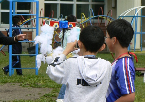 「図工美術の授業にカメラ」千歳の小学校で_b0068572_7313073.jpg