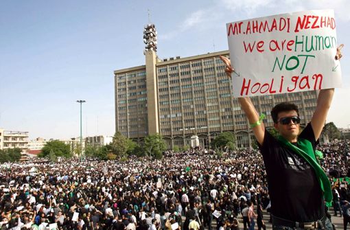 テヘラン大学の虐殺 バシジ=イランの虐殺親衛隊_d0123476_1143561.jpg