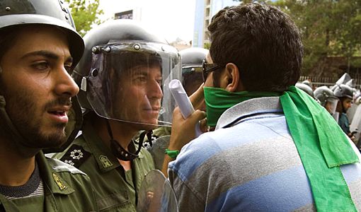 テヘラン大学の虐殺 バシジ=イランの虐殺親衛隊_d0123476_11482913.jpg