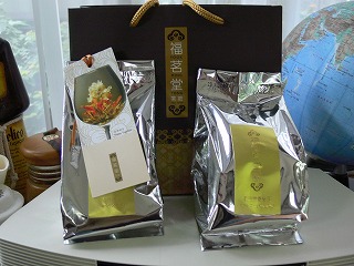 お土産の花開くジャスミン茶 海外出張 喜怒哀楽