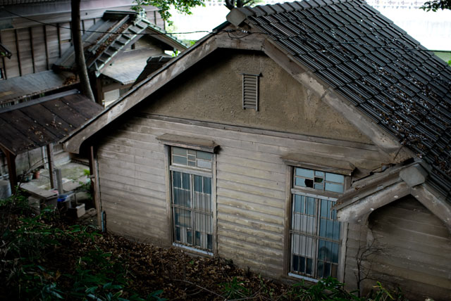 赤羽八幡神社の敷地にある古い家屋_f0177368_13305894.jpg