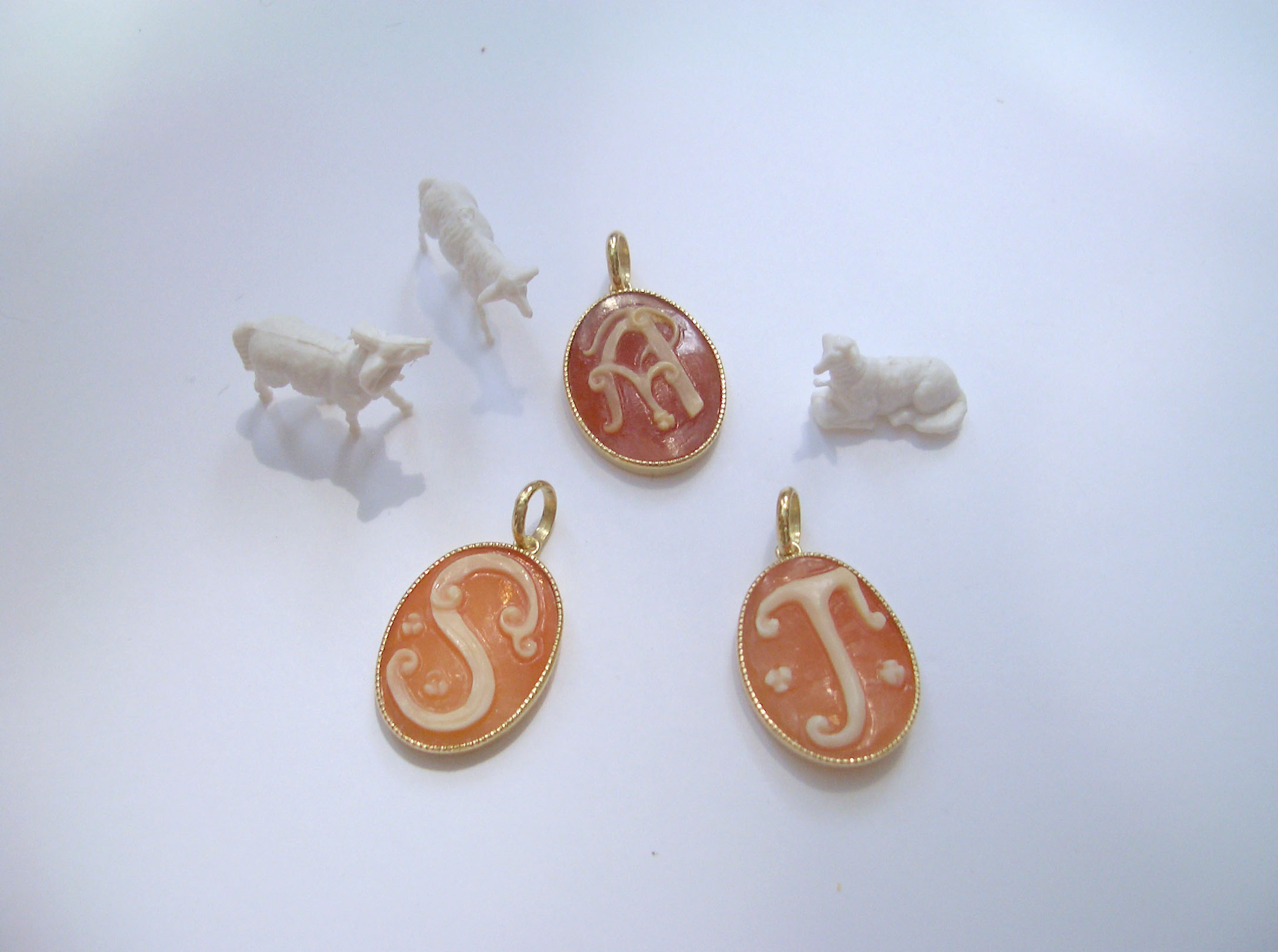 イニシャルカメオ : La mascotte staff blog