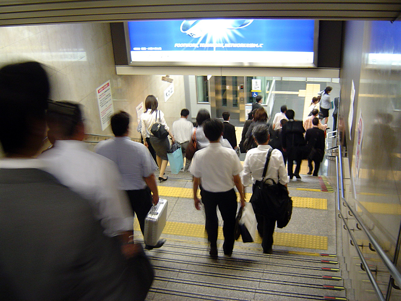 夜の新大阪駅下り線ホーム_e0026606_11344988.jpg