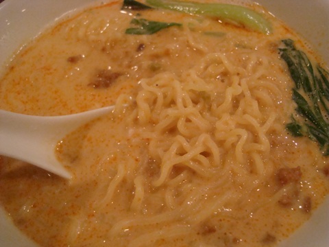 新橋で坦々麺「美華園」_e0175123_13104429.jpg