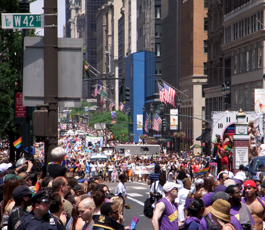 NYのプライド・パレード　2009　Annual Lesbian, Gay, Bisexual, Transgender PRIDE March_b0007805_20453075.jpg