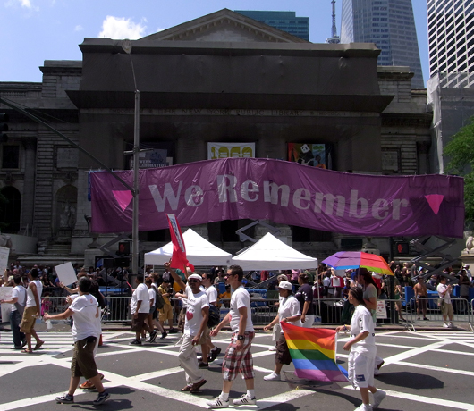 NYのプライド・パレード　2009　Annual Lesbian, Gay, Bisexual, Transgender PRIDE March_b0007805_20542488.jpg