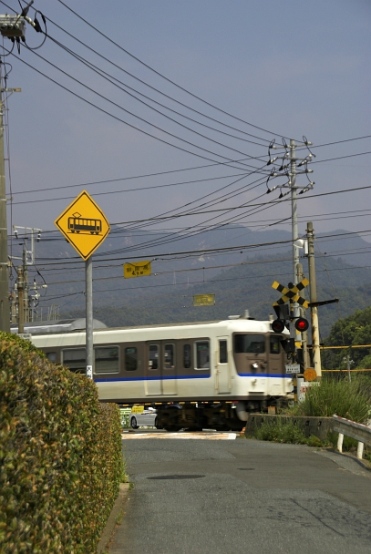 看板と標識のある風景 -踏切注意その2- _f0189086_19434570.jpg