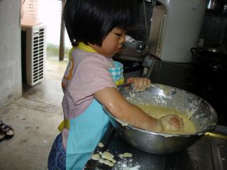 お好み焼きを作るマコちゃん_e0166301_237492.jpg