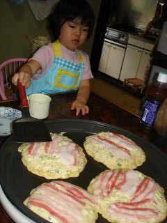 お好み焼きを作るマコちゃん_e0166301_244880.jpg