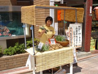 金、土曜日は、お野菜も販売しています。_e0166301_1391710.jpg