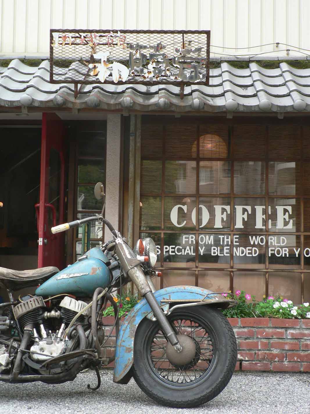 古いバイク陸王と古い喫茶店 古いバイク陸王と 犬