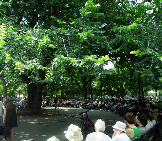 無料の野外お笑いライブ Laughter In The Park_b0007805_20341635.jpg