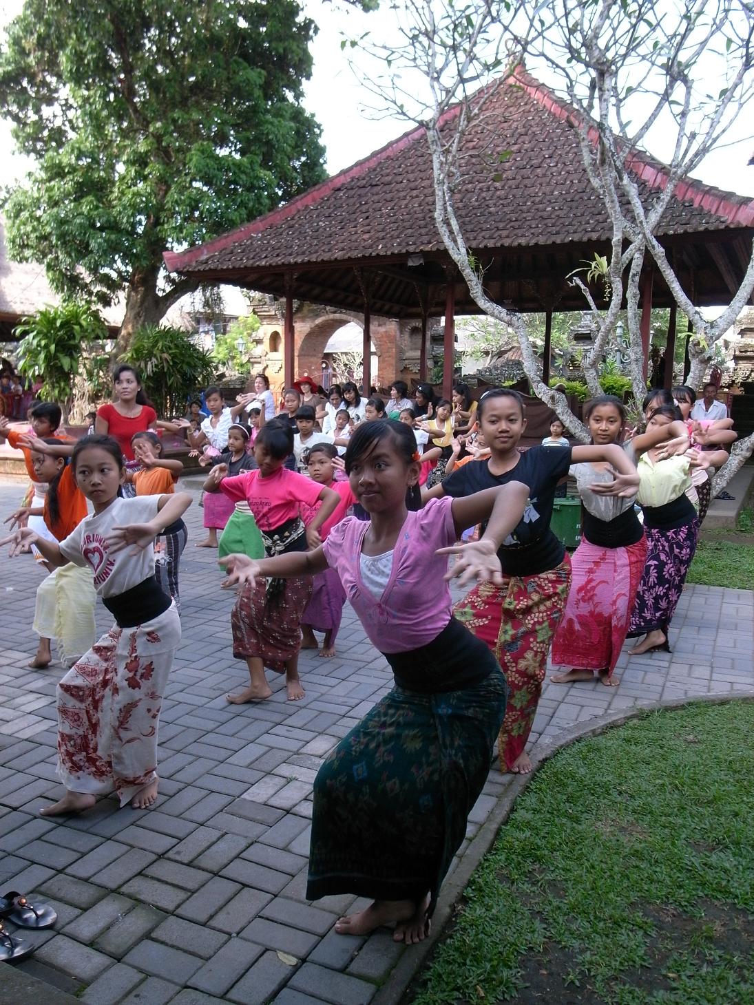 バリ舞踊のレッスンを観る ～インドネシア バリ島 ウブド_f0116817_1053593.jpg