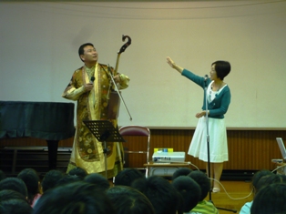 馬頭琴奏者 バトさんと 西田小学校へ_e0088256_13333671.jpg