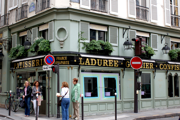 Paris 2009　5ème jour　サロン・ド・テの昼下がり　【Ladurée Bonaparte】_a0121482_20102128.jpg