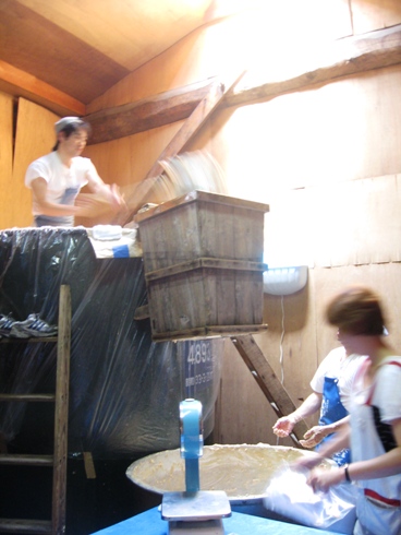 夏粕掘り・袋詰め「市野屋商店」_b0140235_212372.jpg
