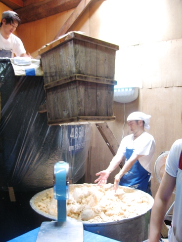 夏粕掘り・袋詰め「市野屋商店」_b0140235_212433100.jpg