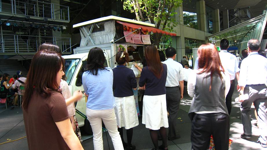 ランチ 東京国際フォーラム ガラス館前_a0107574_21105457.jpg