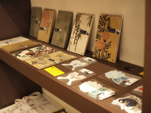個展の様子と、絵を受賞したらしいこと。_d0051613_23474452.jpg