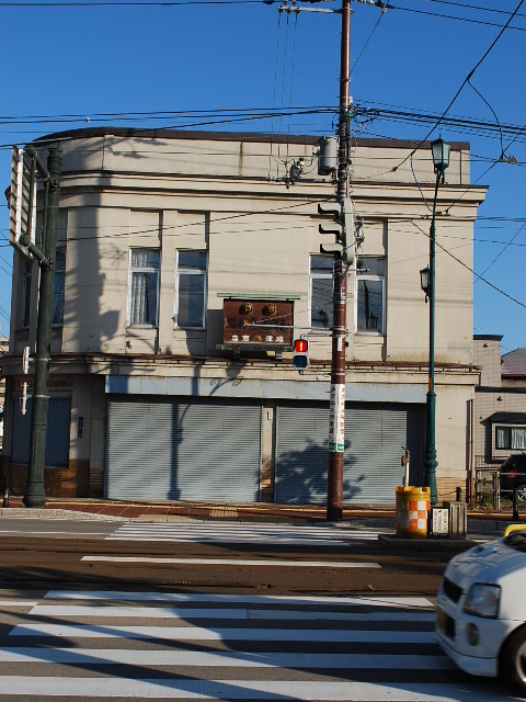 函館銀座通り・レトロ建築コレクション(その３、十字街電停前の梅津商店)_f0142606_1743870.jpg