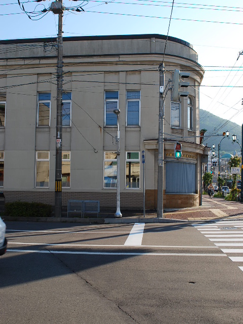 函館銀座通り・レトロ建築コレクション(その３、十字街電停前の梅津商店)_f0142606_17463191.jpg