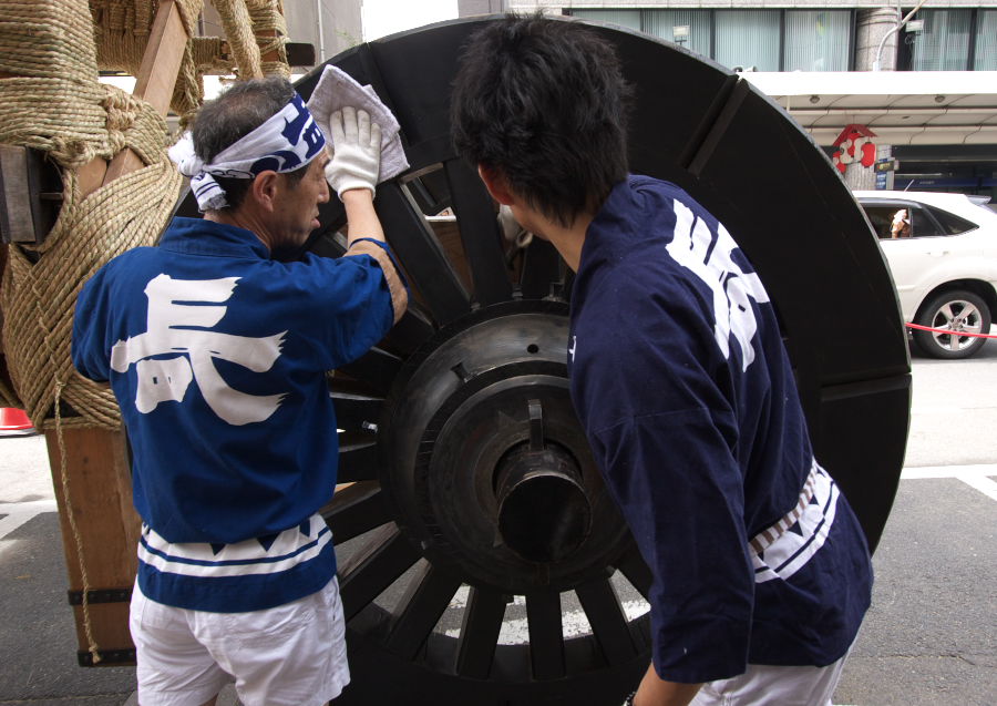 祇園祭　　鉾の車入れ　　７月１２日_a0046000_1092033.jpg