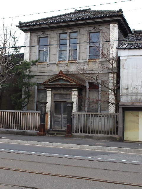 函館大町・電車通り沿いに建つ洋館(函館の建物案内)_f0142606_1522385.jpg