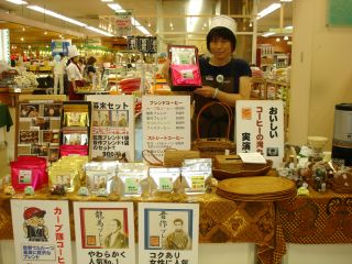 天満屋緑井店に出張販売、がんばってます！_e0166301_1122966.jpg