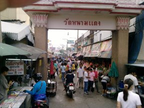 タイ人の習慣、タンブン（徳を積むこと）托鉢（タクハツ）ピー（精霊信仰）_a0083429_16192930.jpg