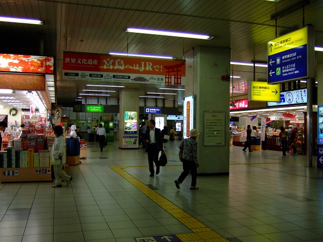 広島駅を南北に結ぶコンコース・陸橋_f0029441_1622549.jpg