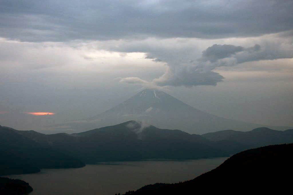 カワセミの滝渡り/富士山が噴火_b0024798_5401689.jpg
