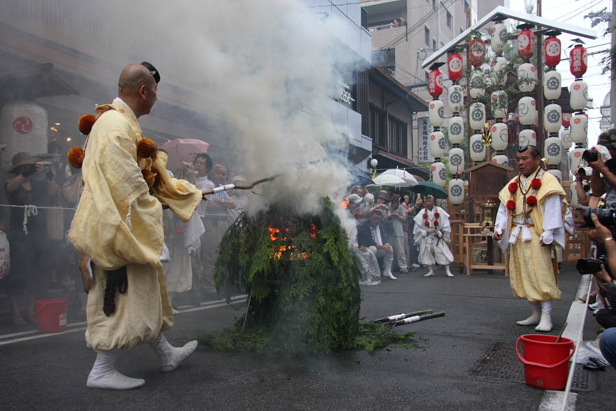 祇園祭　　役行者山護摩焚き供養　　７月１６日_a0046000_16242742.jpg