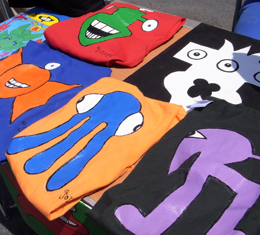 不思議なキャラクターのTシャツ_b0007805_8533140.jpg